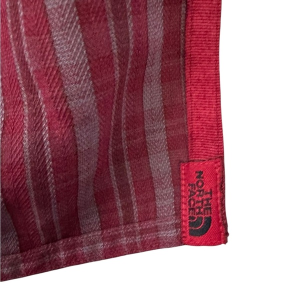 The North Face Red Plaid Button Down Shirt Men’s Medium Outdoor Travel Casual M8 - Picture 2 of 9